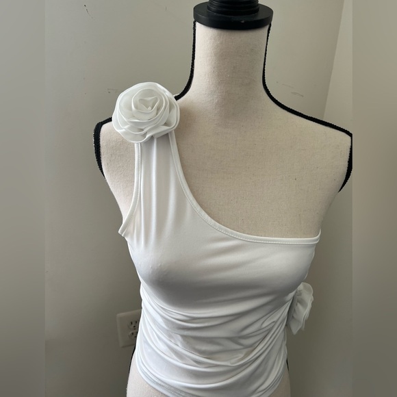 One-Shoulder Flower Detail Ruched Crop Tank Top - Picture 5 of 12